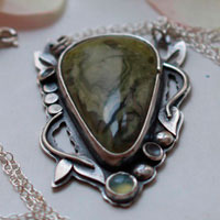 Laurelin, collier botanique elfique en argent, jaspe vert et calcédoine