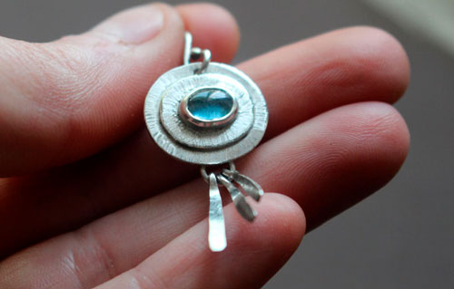 Le bleu du ciel, boucles d’oreilles bonheur en argent et spinelle