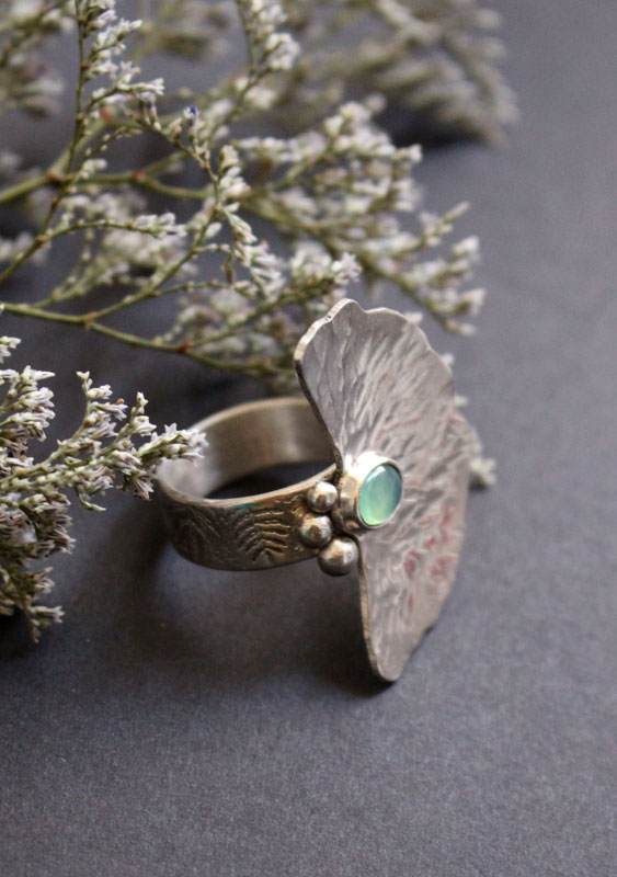 Le bruit de l’eau, bague feuille de nénuphar en argent et chrysoprase