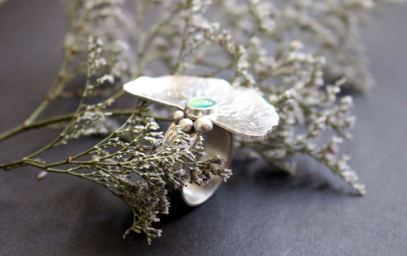 Le bruit de l’eau, bague feuille de nénuphar en argent et chrysoprase