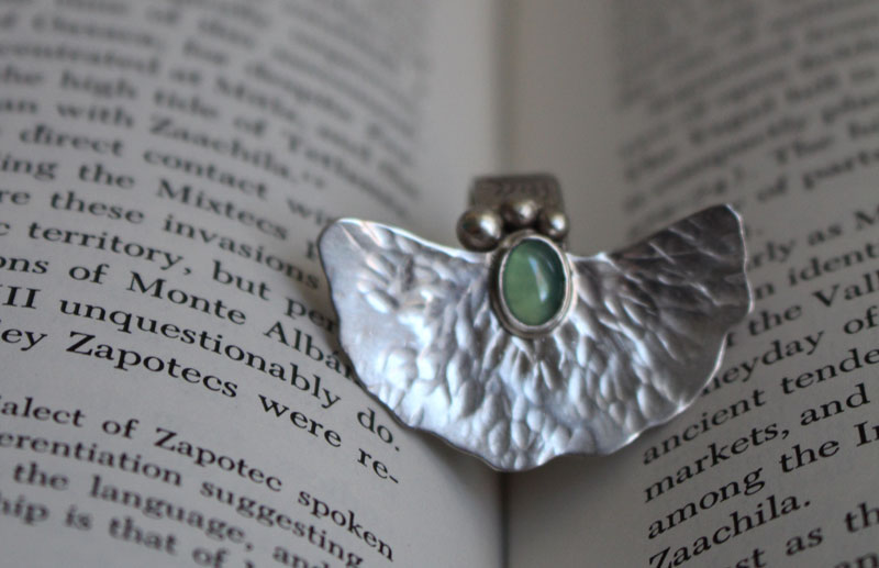Le bruit de l’eau, bague feuille de nénuphar en argent et chrysoprase