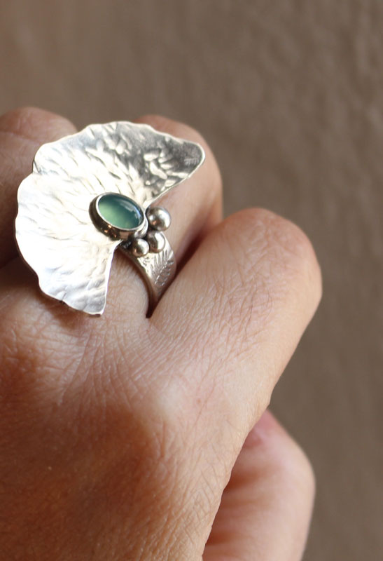 Le bruit de l’eau, bague feuille de nénuphar en argent et chrysoprase