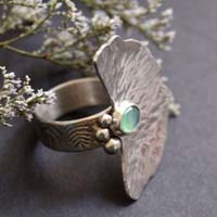 Le bruit de l’eau, bague feuille de nénuphar en argent et chrysoprase