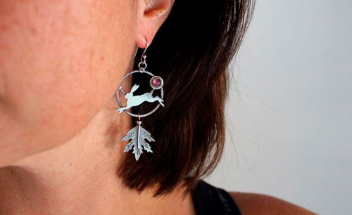 Le lièvre de l’aurore, boucles d’oreilles lapin en argent et tourmaline rose