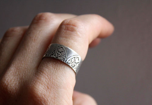 Le nom de la rose, bague ogive gothique en argent