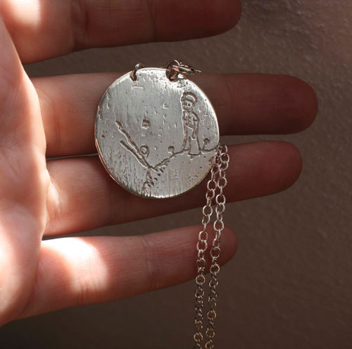 Le petit prince, collier gravé planète et volcan en argent