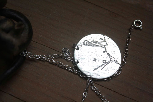 Le petit prince, collier gravé planète et volcan en argent