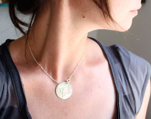 Le petit prince, collier gravé planète et volcan en argent