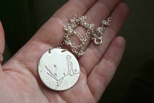 Le petit prince, collier gravé planète et volcan en argent