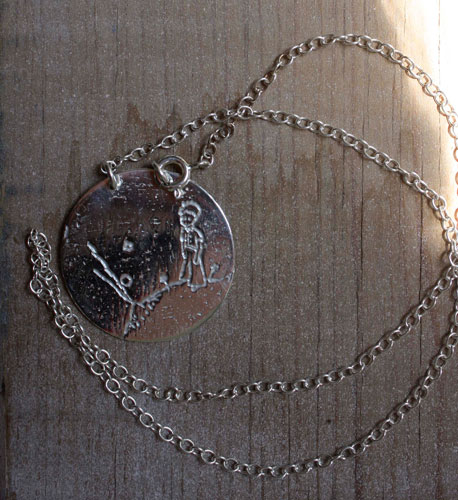 Le petit prince, collier gravé planète et volcan en argent