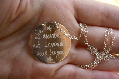 Le petit prince, collier gravé planète et volcan en argent