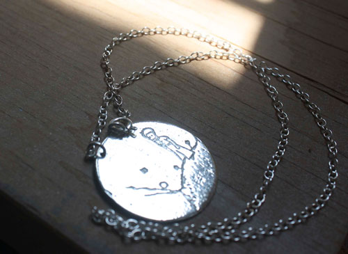 Le petit prince, collier gravé planète et volcan en argent