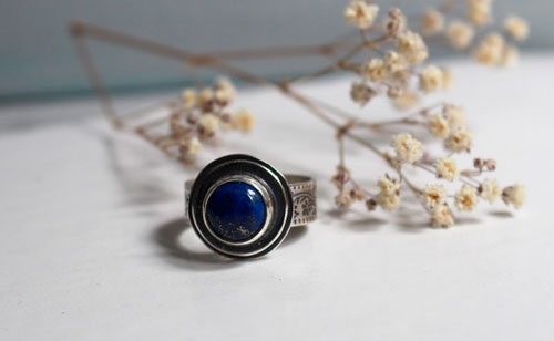 Le reflet des étoiles, bague frise botanique en argent et lapis-lazuli