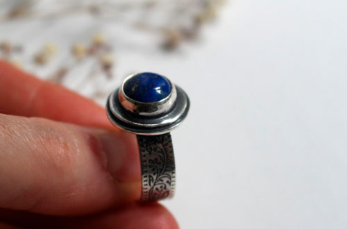 Le reflet des étoiles, bague frise botanique en argent et lapis-lazuli