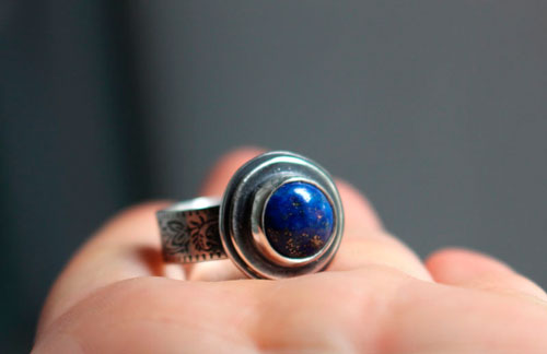 Le reflet des étoiles, bague frise botanique en argent et lapis-lazuli