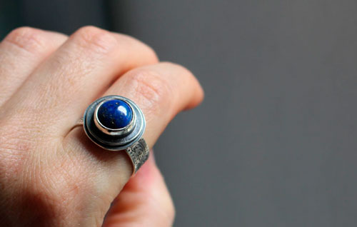 Le reflet des étoiles, bague frise botanique en argent et lapis-lazuli