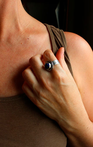 Le reflet des étoiles, bague frise botanique en argent et lapis-lazuli