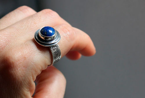 Le reflet des étoiles, bague frise botanique en argent et lapis-lazuli