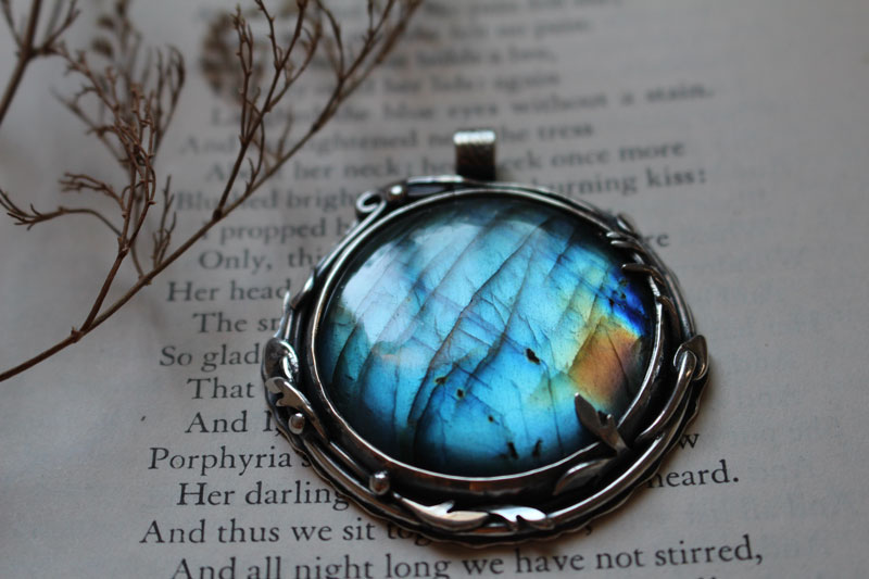 Le reflet du ciel, pendentif feuilles et racines en argent et labradorite