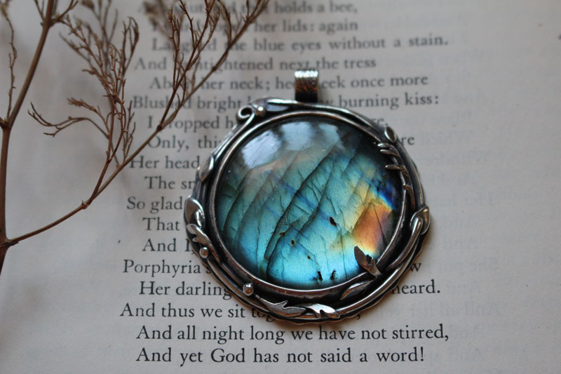 Le reflet du ciel, pendentif feuilles et racines en argent et labradorite