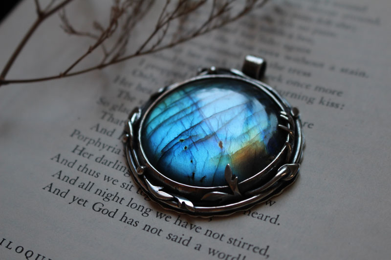 Le reflet du ciel, pendentif feuilles et racines en argent et labradorite