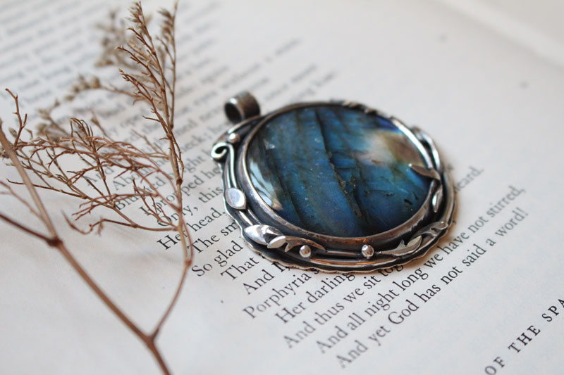 Le reflet du ciel, pendentif feuilles et racines en argent et labradorite