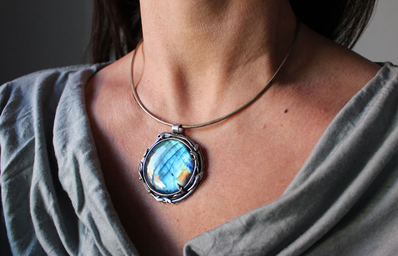 Le reflet du ciel, pendentif feuilles et racines en argent et labradorite