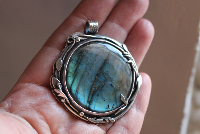 Le reflet du ciel, pendentif feuilles et racines en argent et labradorite