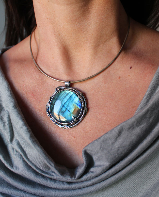 Le reflet du ciel, pendentif feuilles et racines en argent et labradorite