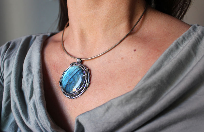 Le reflet du ciel, pendentif feuilles et racines en argent et labradorite