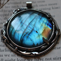 Le reflet du ciel, pendentif feuilles et racines en argent et labradorite