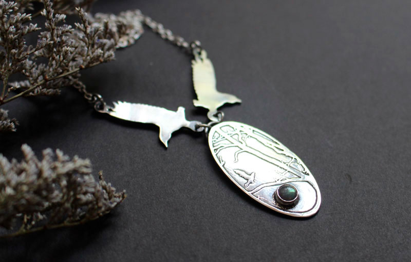 Le royaume des oiseaux, collier corbeaux en argent et labradorite