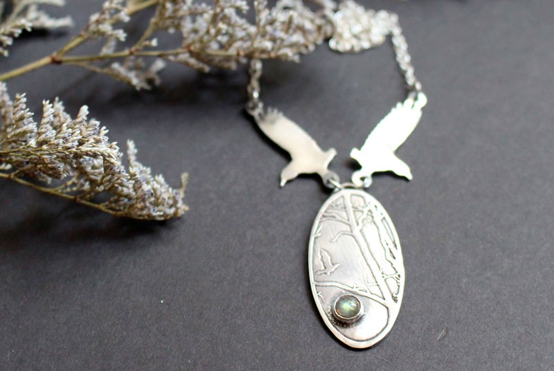 Le royaume des oiseaux, collier corbeaux en argent et labradorite