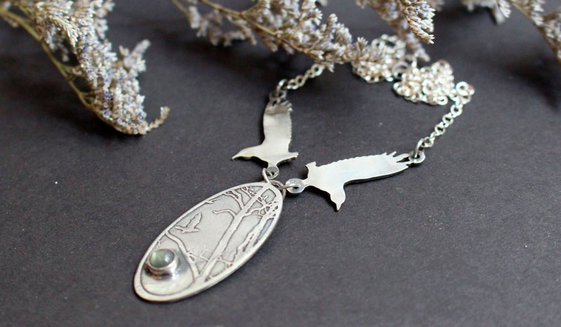 Le royaume des oiseaux, collier corbeaux en argent et labradorite