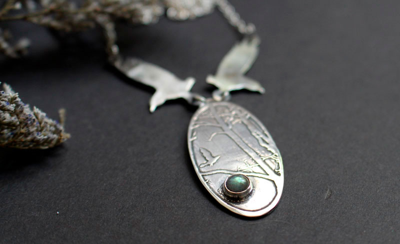 Le royaume des oiseaux, collier corbeaux en argent et labradorite