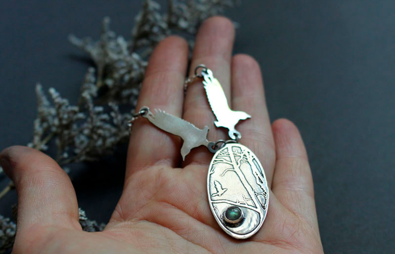 Le royaume des oiseaux, collier corbeaux en argent et labradorite