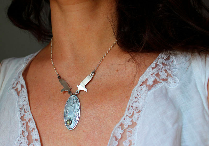 Le royaume des oiseaux, collier corbeaux en argent et labradorite