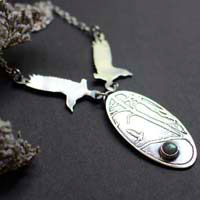 Le royaume des oiseaux, collier corbeaux en argent et labradorite