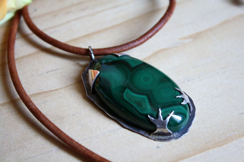 Le royaume du corbeau, pendentif oiseau en argent et malachite