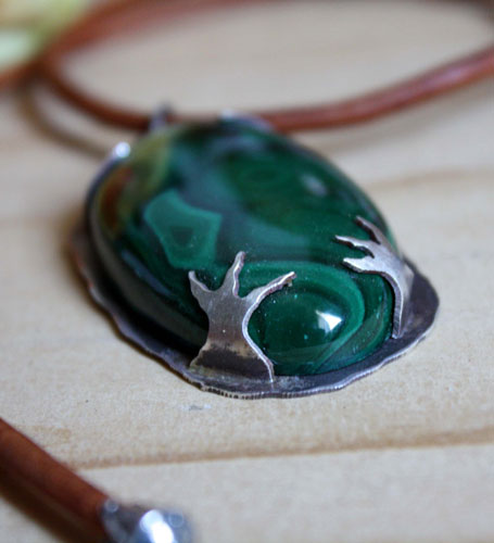 Le royaume du corbeau, pendentif oiseau en argent et malachite