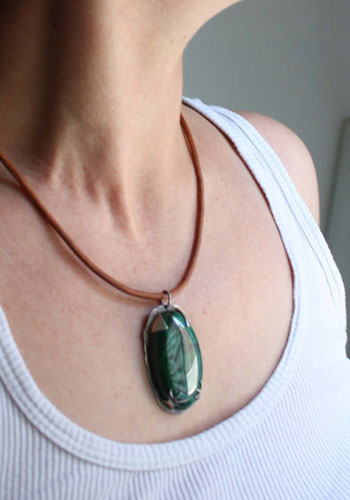 Le royaume du corbeau, pendentif oiseau en argent et malachite