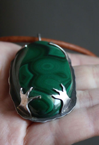 Le royaume du corbeau, pendentif oiseau en argent et malachite