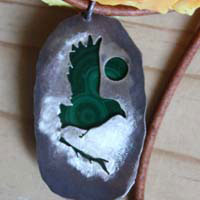 Le royaume du corbeau, pendentif oiseau en argent et malachite