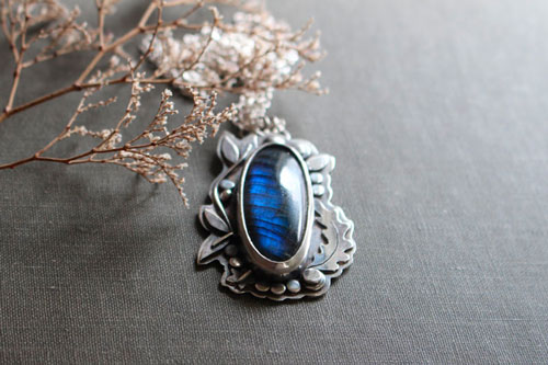 Le ruisseau de la clairière, collier botanique en argent et labradorite