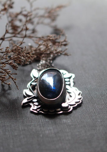 Le ruisseau de la clairière, collier botanique en argent et labradorite