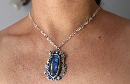 Le ruisseau de la clairière, collier botanique en argent et labradorite