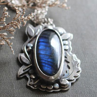 Le ruisseau de la clairière, collier botanique en argent et labradorite