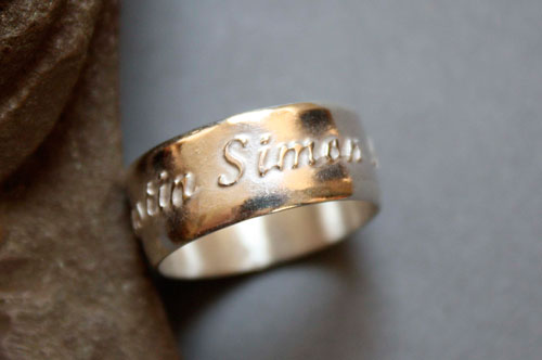 Lien de famille, bague personnalisée avec gravure sur mesure de noms en relief en argent