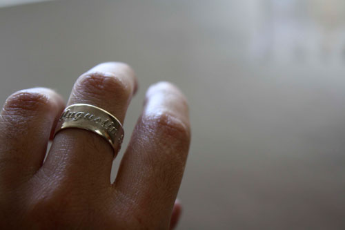 Lien de famille, bague personnalisée avec gravure sur mesure de noms en relief en argent