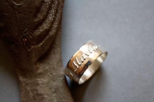 Lien de famille, bague personnalisée avec gravure sur mesure de noms en relief en argent